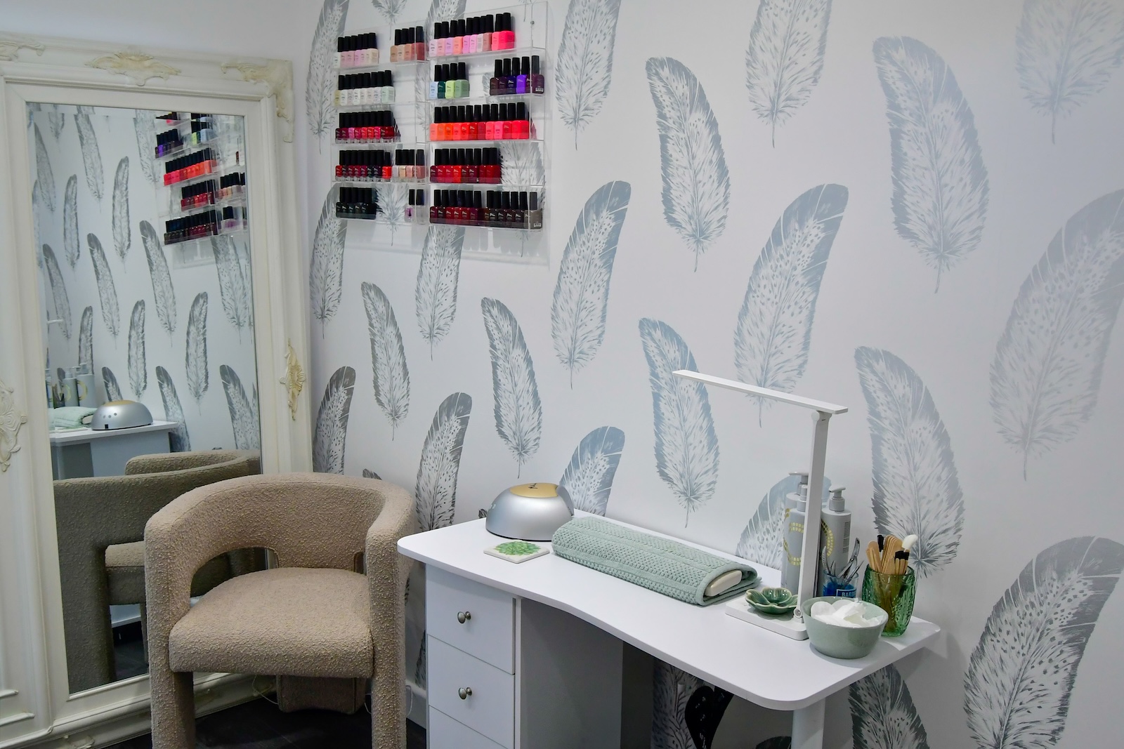 Nail treastment station